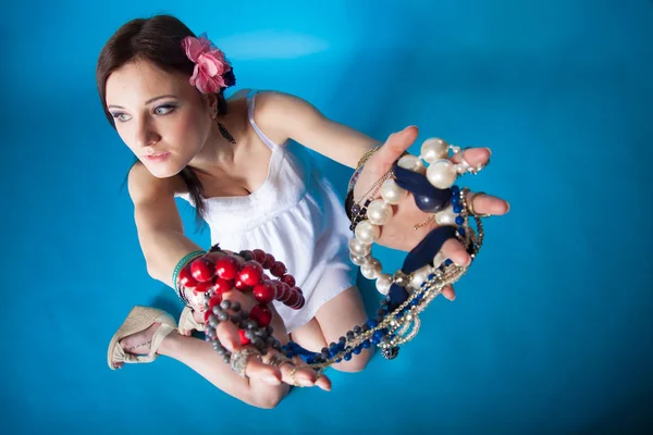 Летняя девушка много ювелирных бусин в руках — стоковое фото