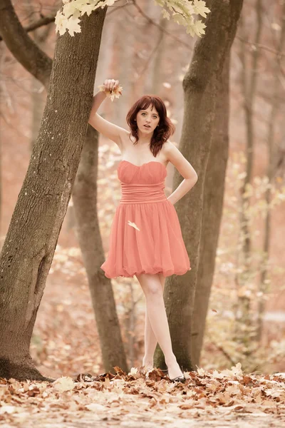 公園内のリラックスした赤いドレスの若い女性ファッション — ストック写真