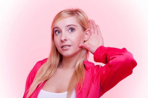 Mujer deportiva con escucha de mano a oreja — Foto de Stock