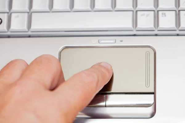 Tecnologia usando computador, dedo masculino no touchpad — Fotografia de Stock