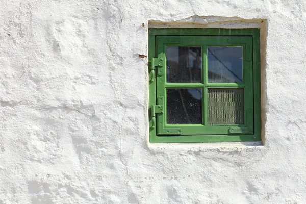 Janela velha verde no detalhe branco da arquitetura da parede — Fotografia de Stock