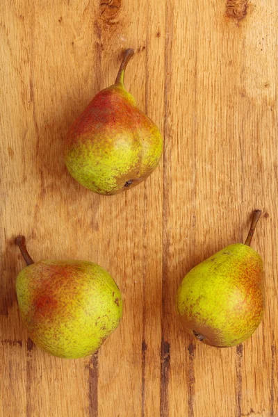 Drei Birnen Früchte auf Holztischhintergrund — Stockfoto