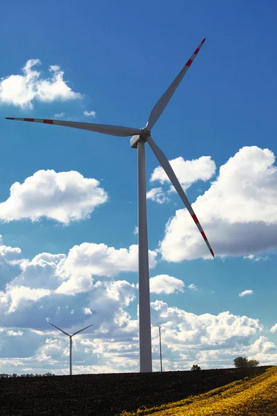 Производство возобновляемой энергии ветряными турбинами — стоковое фото