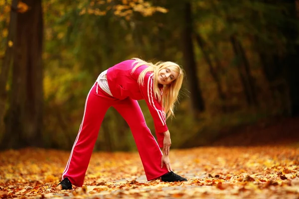 Healthy lifestyle. Fitness girl doing exercise outdoor — Stock Photo, Image