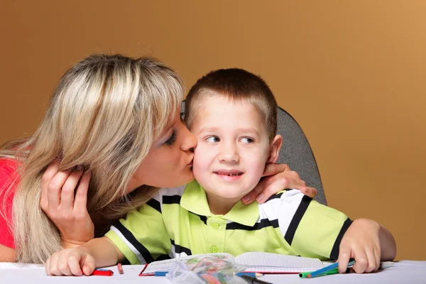 Mother and son drawing together — Stock Photo, Image