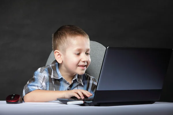 Criança viciada em computadores com notebook para laptop — Fotografia de Stock