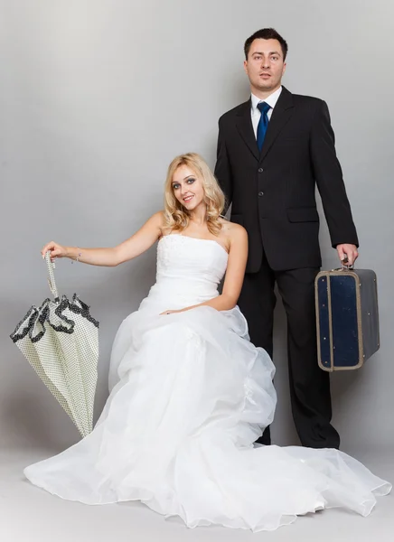 Retro married couple bride and groom studio shot — Stock Photo, Image