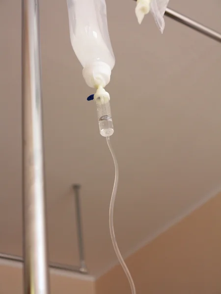 Infusion bottle with IV solution in hospital — Stock Photo, Image