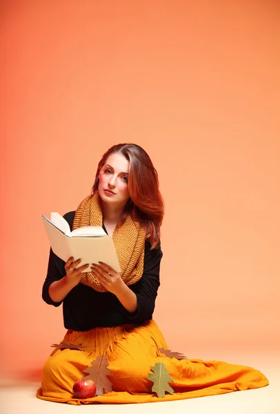 Menina de moda de outono com cílios de olho laranja livro — Fotografia de Stock