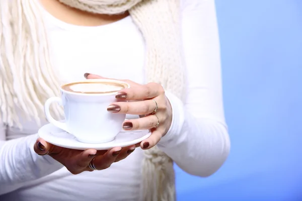 Mãos femininas segurando xícara de café quente latte cappuccino — Fotografia de Stock