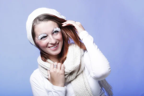Wintermode Frau warme Kleidung kreatives Make-up — Stockfoto