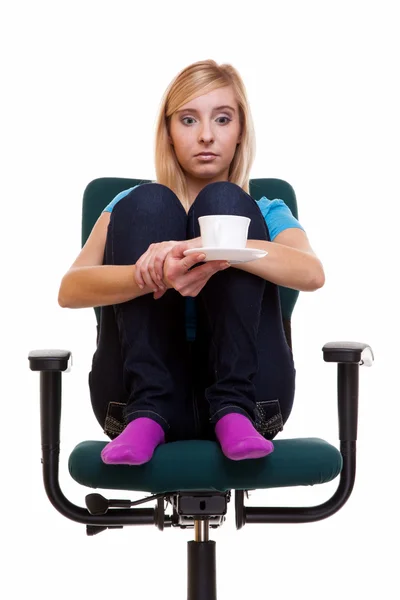 Menina pensativa relaxante na cadeira detém uma xícara de chá ou café . — Fotografia de Stock