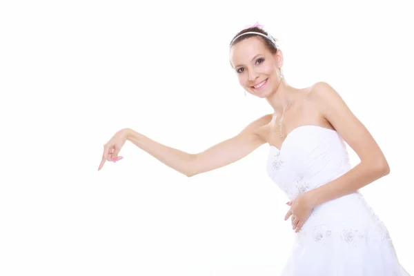 Donna in abito da sposa scegliendo raccogliendo isolato — Foto Stock