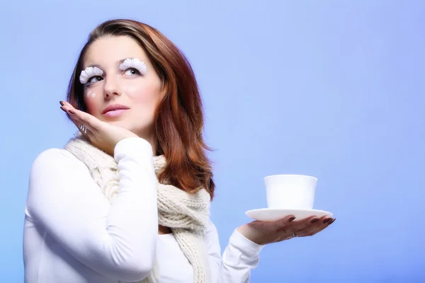 Winter Make-up Frau mit Tasse Heißgetränk — Stockfoto