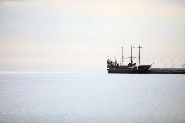 Пиратский корабль на воде Балтийского моря — стоковое фото