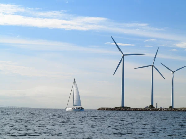 Windturbines krachtcentrale park in zee — Stockfoto