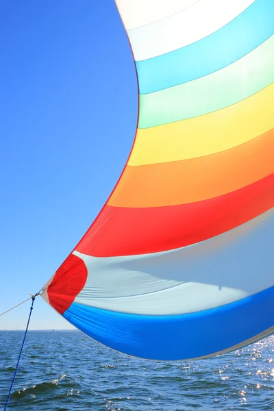 Vinden har fyllt färgglada spinnaker segla — Stockfoto