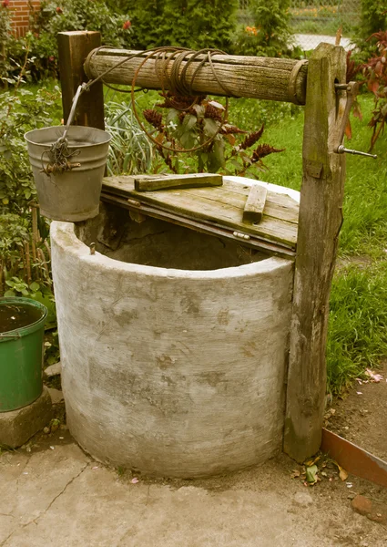 Vieux puits d'eau pourri, paysages ruraux — Photo