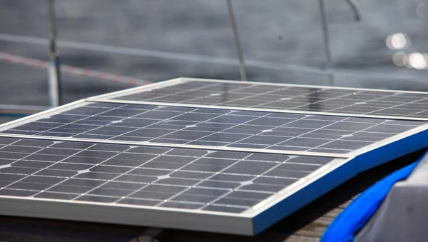 Pannelli solari in barca a vela. Energie rinnovabili ecologiche — Foto Stock