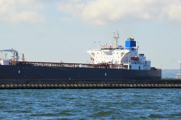 Verladung von Frachtschiff im Hafen Danzig, Polen. — Stockfoto