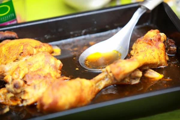 Jedzenie kurczak mięso palona podudzia nogi w czarnych cyny — Zdjęcie stockowe