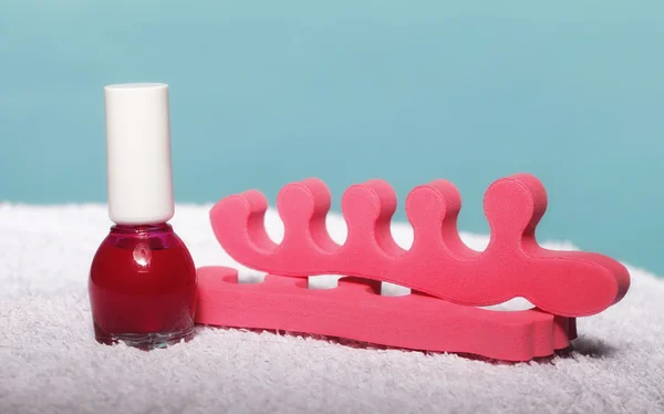 Fot pedikyr rött nagellack och tå separatorer — Stockfoto