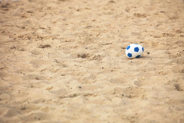 Soccer ball on sandy beach background — Stock Photo, Image