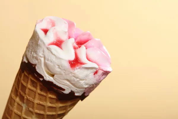 Gelato di bacche cono di cialda su arancia — Foto Stock