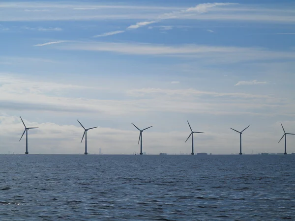 風力タービン発電所は海にあり — ストック写真