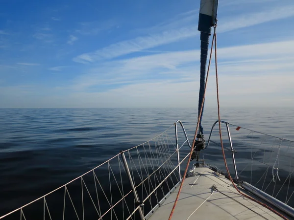 青い海を航行する帆船ヨット。観光 — ストック写真