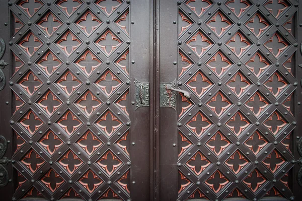 Dekoratif eski ahşap kilise kapısına — Stok fotoğraf