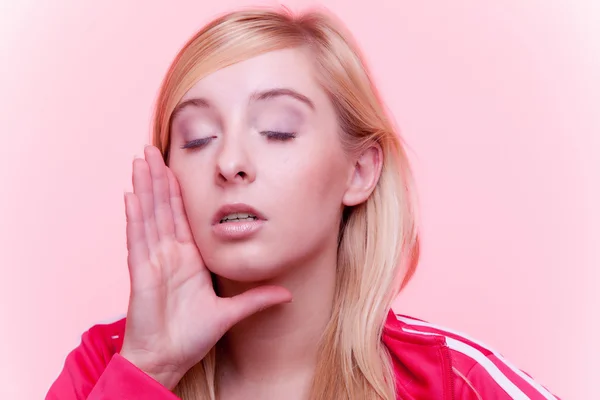 Frau spricht, junges Mädchen flüstert über rosa — Stockfoto