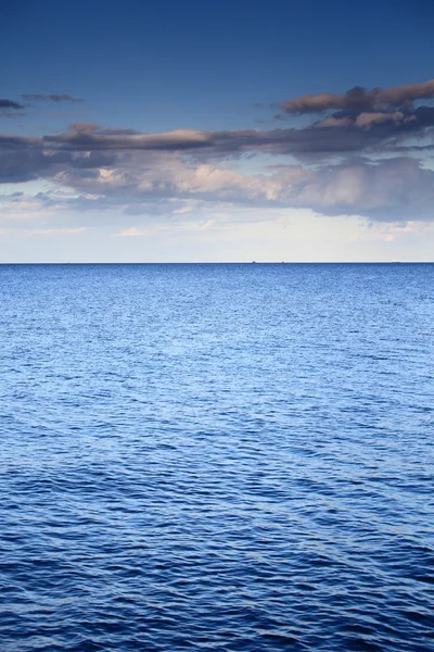 Blå himmel på vei mot blått hav i horisonten – stockfoto