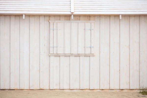Parede de edifício de madeira branca na praia — Fotografia de Stock