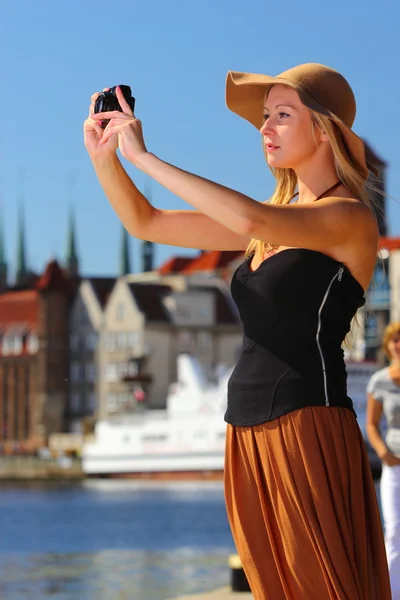 Stijlvolle reiziger vrouw met camera oude stad gdansk — Stockfoto