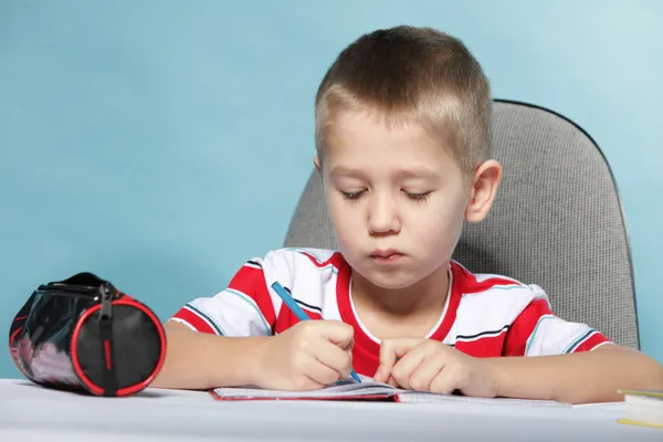 Young cute boy draws with color pencils — Stock Photo, Image
