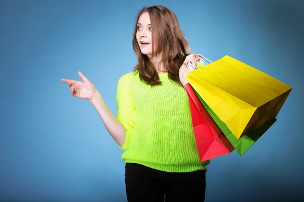 Verrast meisje met papier boodschappentas. verkoop. — Stockfoto