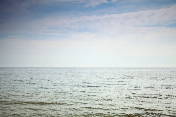 Cielo coperto sopra una superficie grigia del mare baltico — Foto Stock