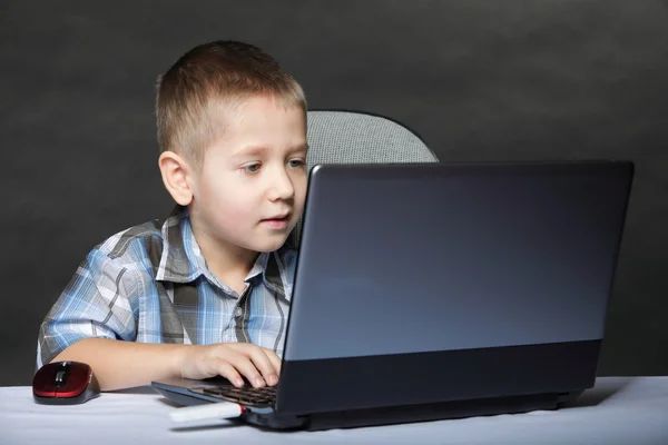 Criança viciada em computadores com notebook para laptop — Fotografia de Stock