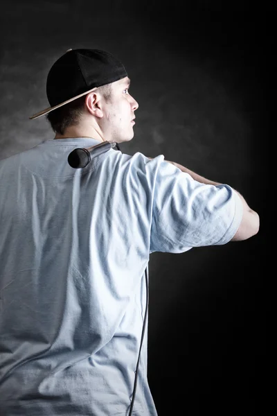 Rap piosenkarka raper człowiek z mikrofonem — Zdjęcie stockowe