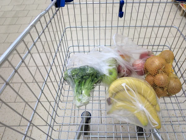 Carrello della spesa con spesa al supermercato — Foto Stock