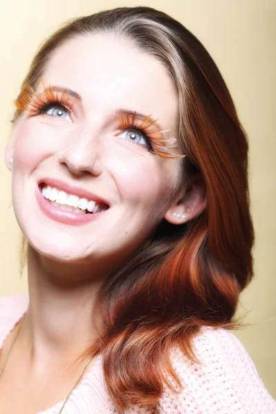 Mulher de outono elegante criativo compõem pestanas falsos olhos — Fotografia de Stock
