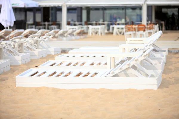 Židle Bílá fond na písčité pláži — Stock fotografie