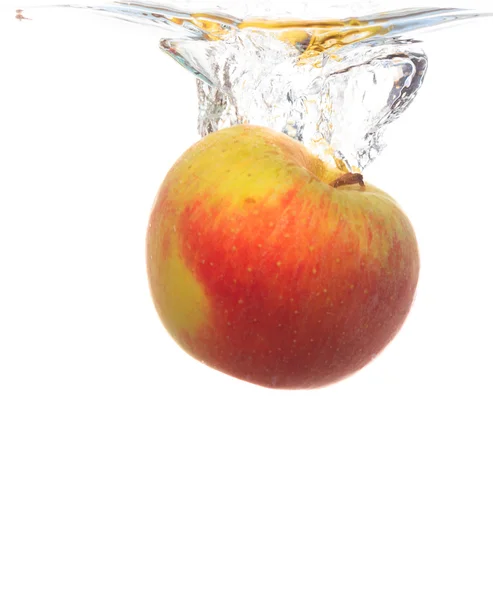 Pomme jaune dans l'eau éclabousser sur blanc — Photo