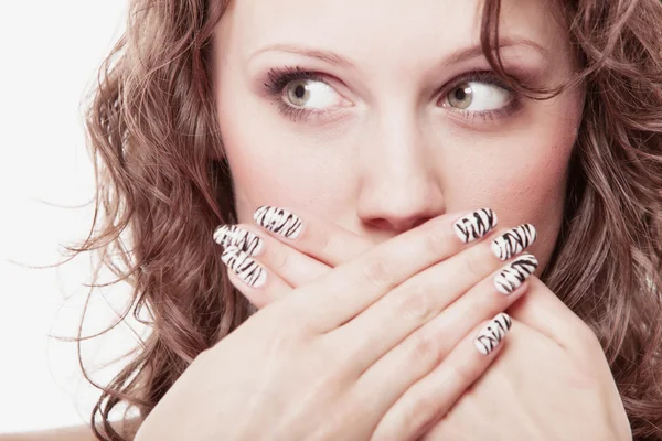 Sorprendida cara de mujer, chica cubriendo su boca sobre blanco — Foto de Stock