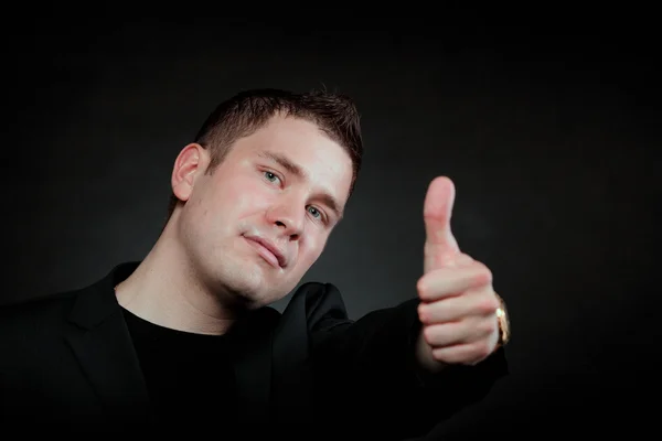 Junger Mann gestikuliert mit dem Ok-Zeichen — Stockfoto