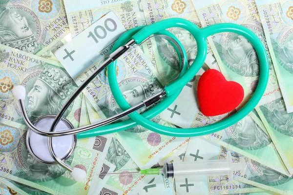 Custo de cuidados de saúde: estetoscópio coração vermelho polonês dinheiro — Fotografia de Stock