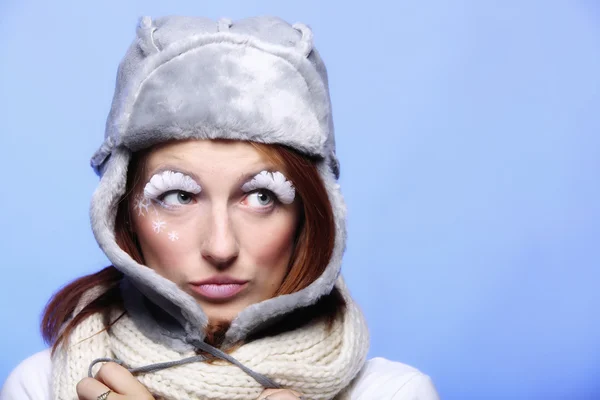 겨울 패션 여자 따뜻한 의류 창조적인 메이크업 — 스톡 사진