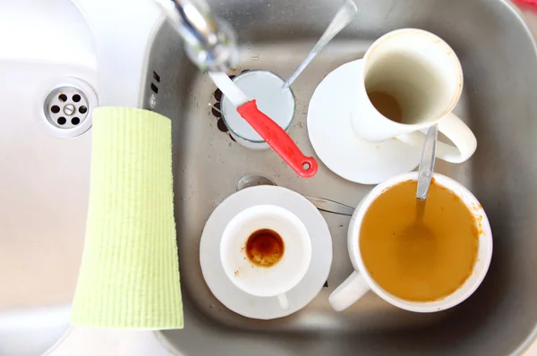 Dishwashing. White dishes in the kitchen sink. — Stock Photo, Image