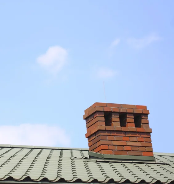 Chimenea en el techo cielo fondo — Foto de Stock